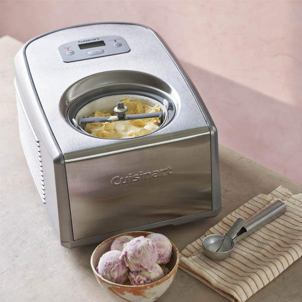 Making gelato in an ice cream maker outlet